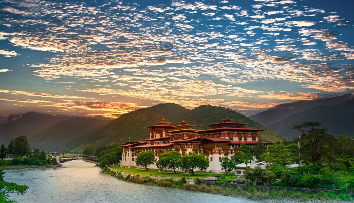 feature-bhutan-punakha-dzong-sunset-1326288165-website-1920x1080-fill-gravityauto-min